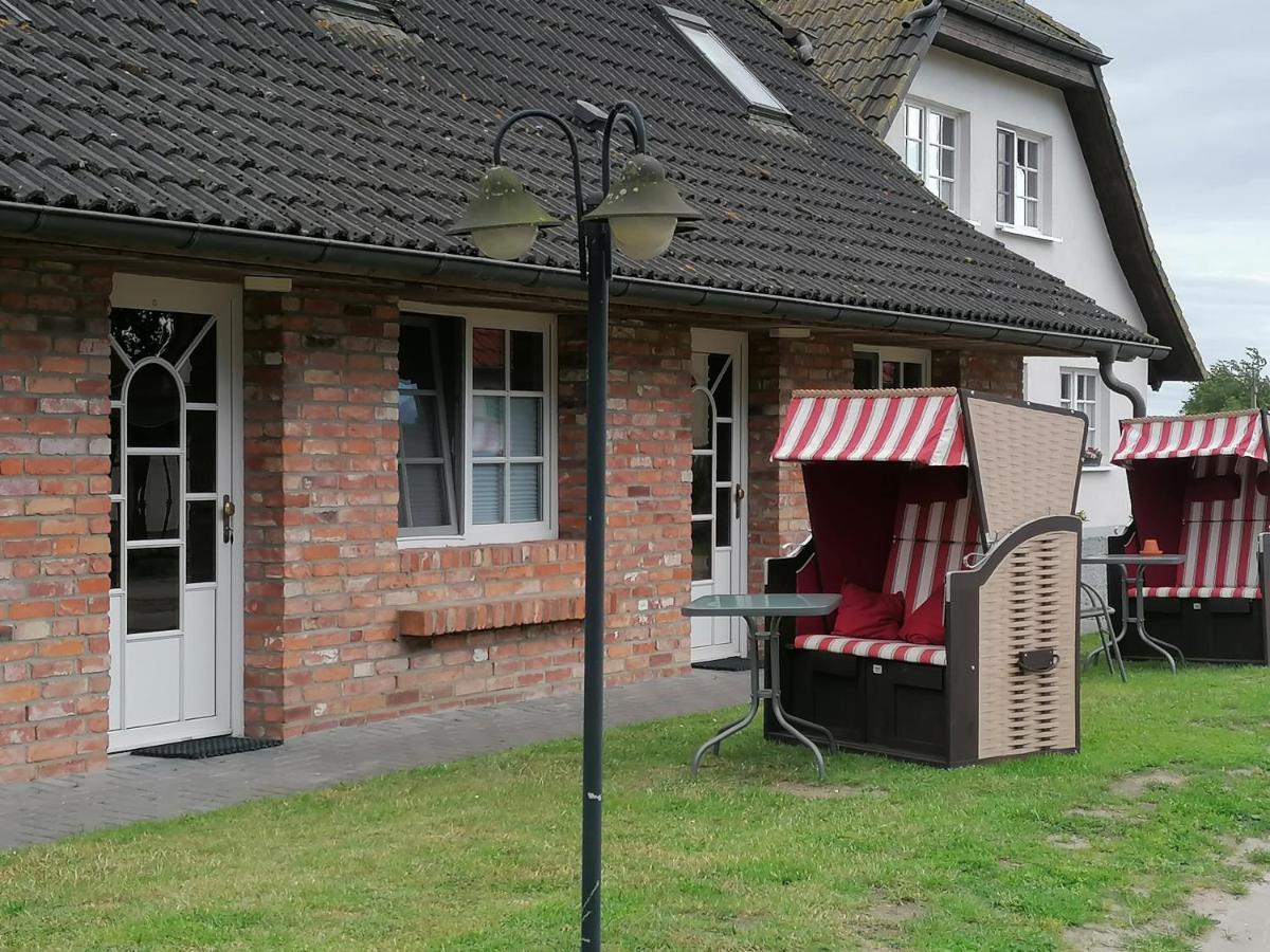 Boddenhus Auf Ruegen - Ferienwohnungen Und Pension Rappin Exterior photo