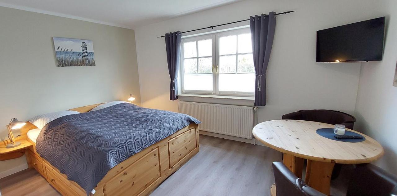 Boddenhus Auf Ruegen - Ferienwohnungen Und Pension Rappin Exterior photo